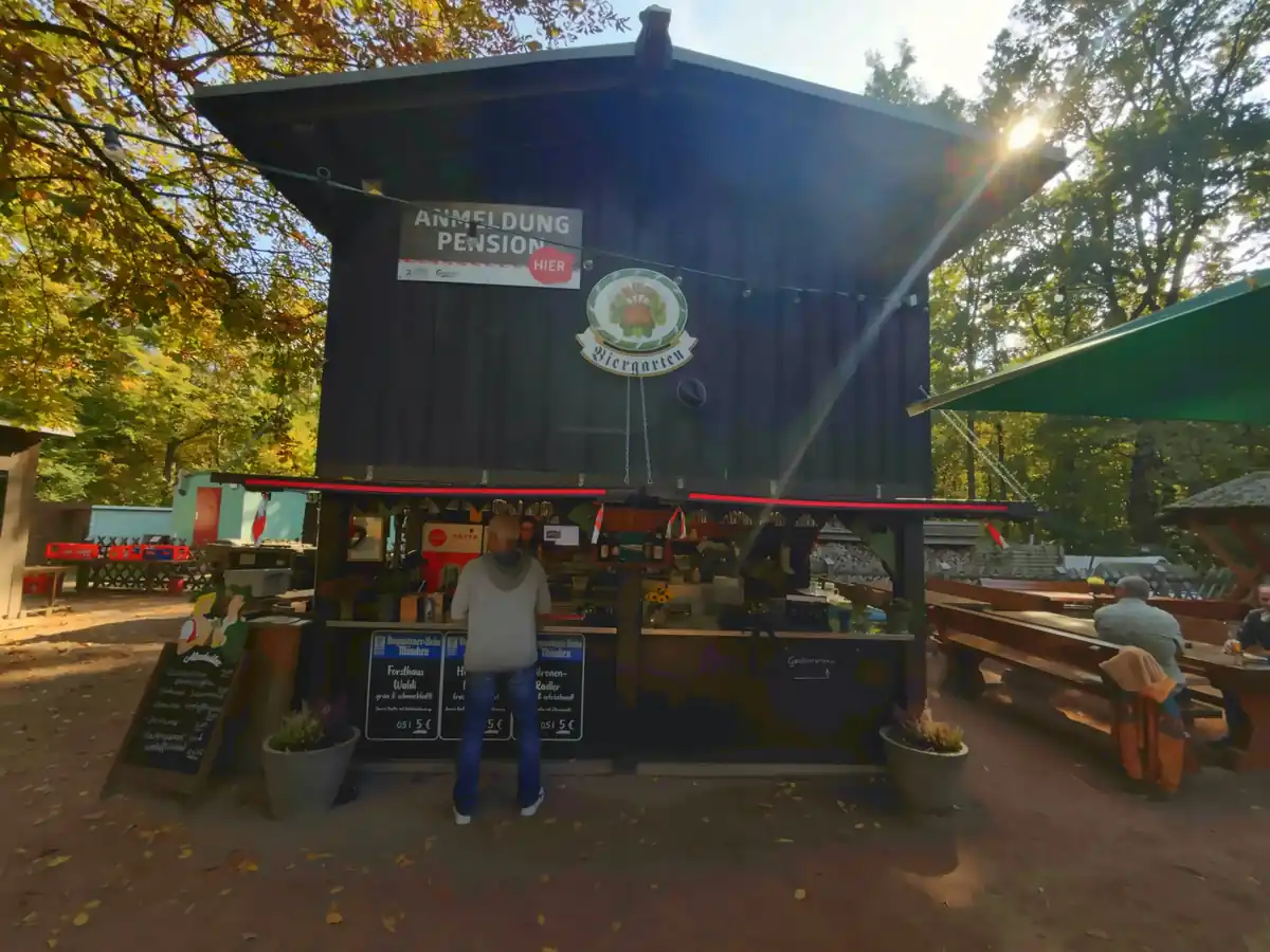 Ausschank im Biergarten des Forsthauses Leiner Berg unter alten Bäumen