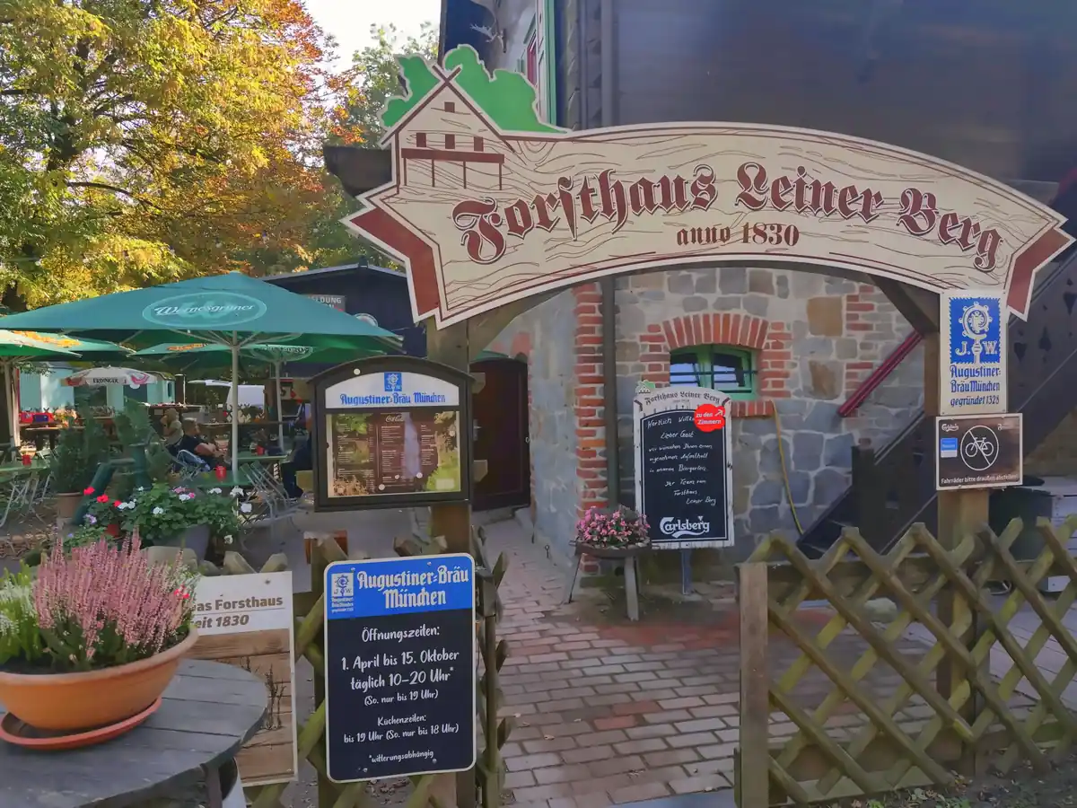 Eingang zum Forsthaus Leiner Berg mit historischem Holzschild „anno 1830“