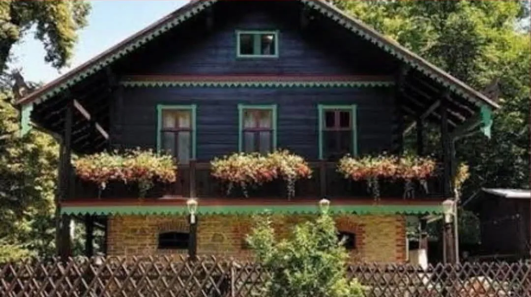 Das Forsthaus Leiner Berg – historisches Holzhaus im Schweizer Stil mit Blumenkästen am Balkon